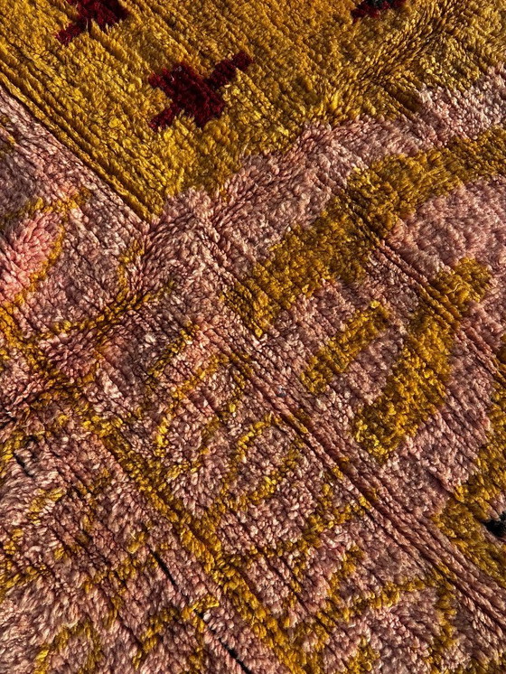 Image 1 of Tapis marocain moderne en laine 160x260 cm – Tapis berbère fait main avec motif abstrait jaune et rose.