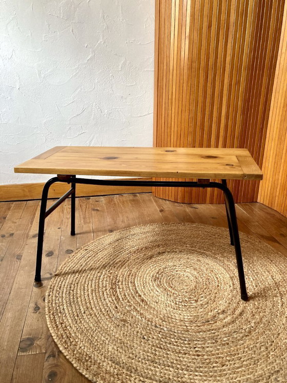 Image 1 of Salontafel met grenen blad en buisvormig metalen onderstel, jaren 1950