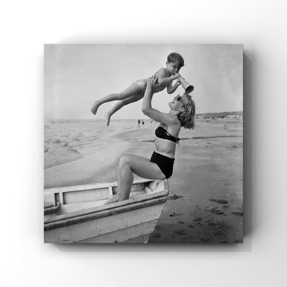 Image 1 of Zandvoort 1953 – Mère et enfant en barque – Estampe d'art