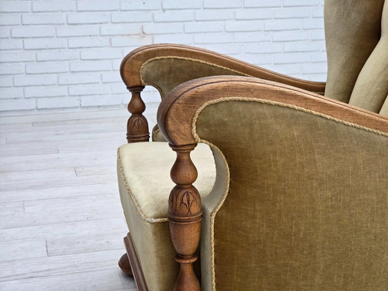 Image 1 of Fauteuil danois des années 1960, velours vert, bois de chêne massif sculpté.