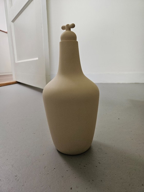 Image 1 of Jarra de agua del grifo | Jarra de agua de diseño con sistema de autoenfriamiento, hecha a mano en gres.