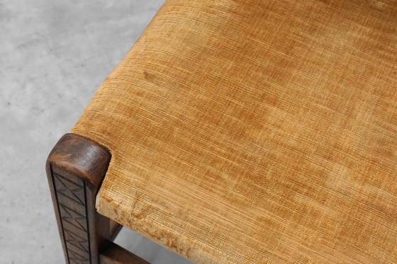 Image 1 of Sedia laterale spagnola in rovere intagliata a mano del XIX secolo con seduta in velluto