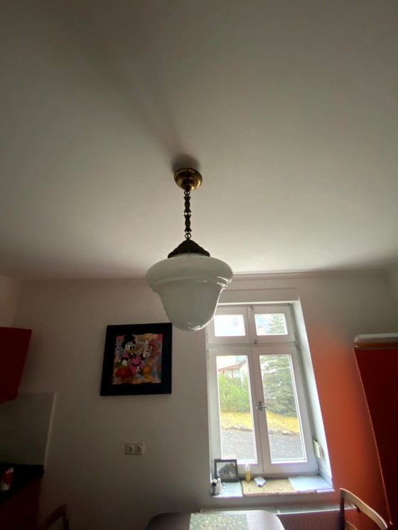 Original Art Nouveau/Art Deco Pendelleuchte mit Messingfassungen und Opalglasschirm, ca. 1920, französische (photo 2 of 7)
