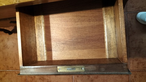 Escritorio estilo Luis XV con marquetería fina y carpintería de cola de milano