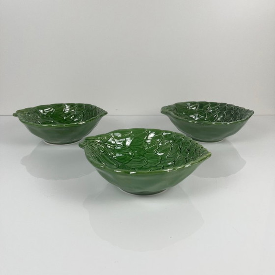 Image 1 of Set van 3 vintage aardewerken kommen uit de jaren 70 in artisjokbladgroen.