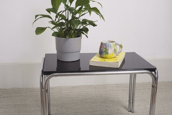 Image 1 of Tavolino laterale Bauhaus cromato con piano in acciaio tubolare e MDF nero, panca/mensola in stile Laccio di Marcel Breuer