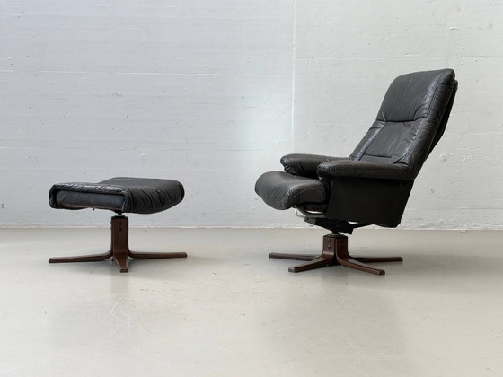 Fauteuil Relax Vintage avec Pouf – Cuir Noir & Bois, Scandinavie, Années 1970 – Leather (photo 2 of 18)