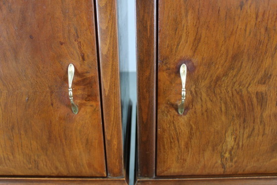 Image 1 of Pareja de mesillas de noche italianas de mediados de siglo en nogal con tapa de cristal, años 50