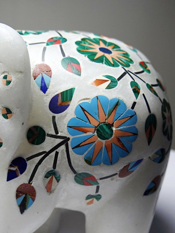 Image 1 of Elefante indiano decorativo in alabastro intarsiato con pietre, artigianato vintage
