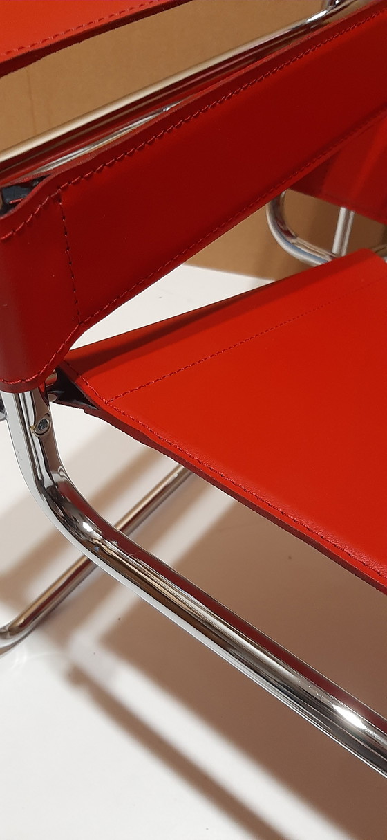 Image 1 of Knoll Wassily B3 2 Fauteuils en cuir rouge neufs et inutilisés Par Marcel Breuer