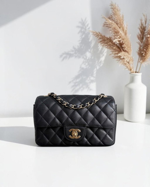 Borsa Chanel Classic Flap Mini - Caviar 20 cm trapuntata nera con finiture dorate Serie 23
