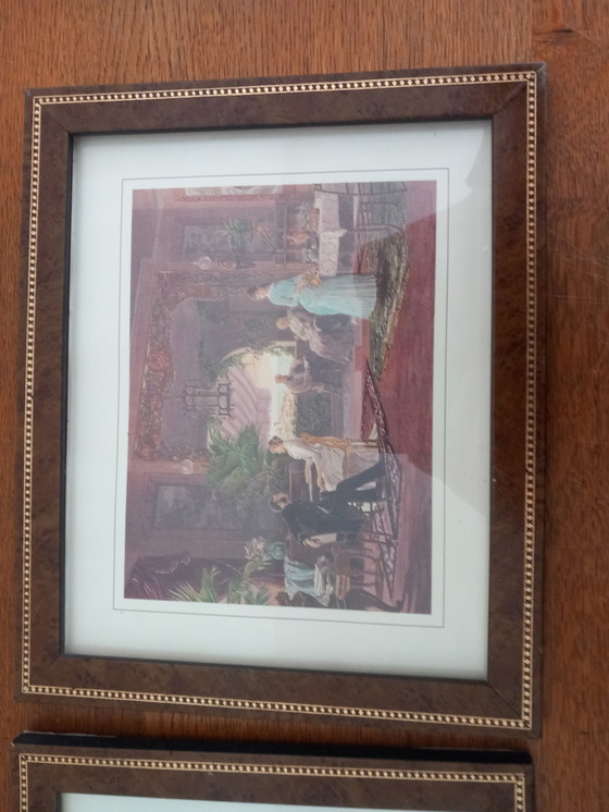 Image 1 of Coppia di cornici in radica di olmo e filetti decorati con perline – Scene di genere