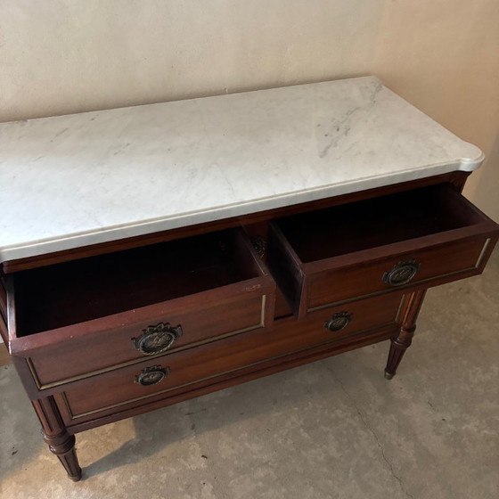 Image 1 of Commode in Lodewijk XVI-stijl, met een gebeeldhouwd marmeren blad.