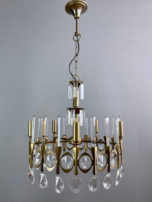Gaetano Sciolari, five-light chandelier from the "Ovali" series, 1960s. Burnished brass frame and original optical crystals.