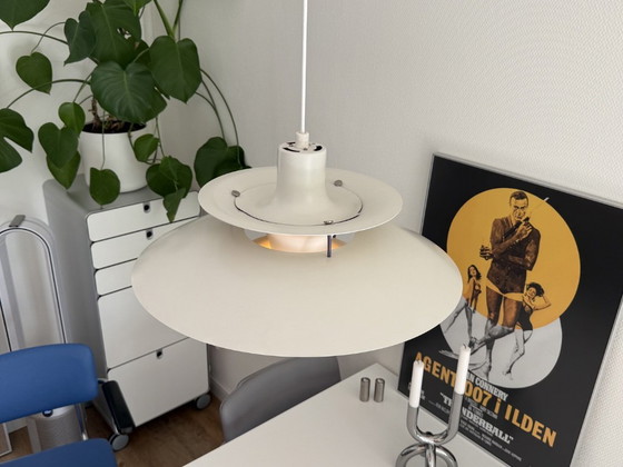 Lampada a sospensione danese Louis Poulsen PH5 di Poul Henningson – Lampade a sospensione, Aluminium (photo 15 of 38)