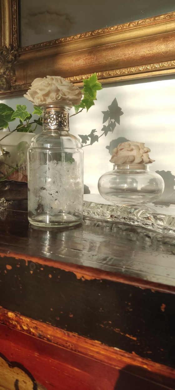 Image 1 of Set 2 Bottiglie da Bagno Vintage - Vetro Inciso e Tappi Floreali - Shabby Chic