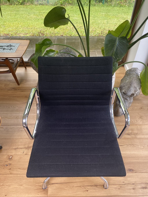 Chaise de bureau EA107 Vitra