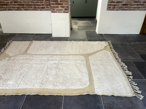 Tapis Beni Mrirt 300x200 cm – Tapis marocain en laine blanc cassé à motifs sable