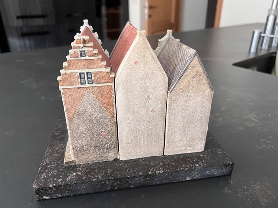 Image 1 of een prachtig miniatuur van de 3 bekendste huizen van Mechelen in de Haverwerf. Het is een uniek stuk.