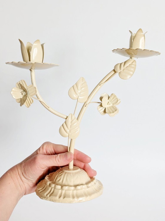 Image 1 of Candelabro italiano vintage in ghisa, floreale bianco crema, adatto a candele a 2 ceri