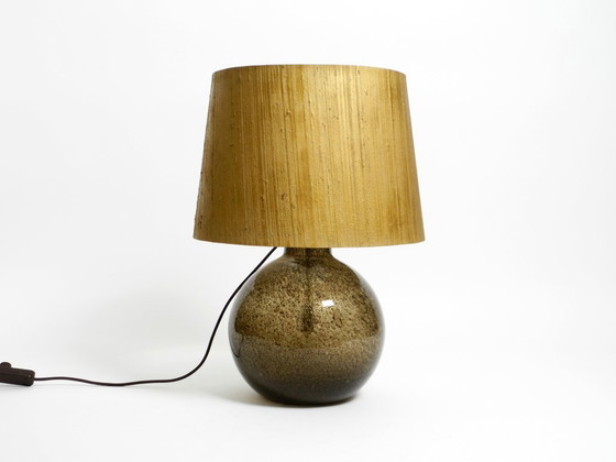 Image 1 of Grote, elegante, zeer zeldzame Putzler tafellamp uit 1970 met verlicht glazen lamphuis en kap van gouden dupionzijde