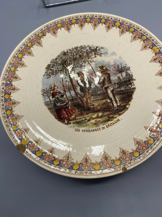 4 piatti in maiolica di Sarreguemines, scene bretoni, fine XIX secolo – Oggetti decorativi (photo 8 of 8)