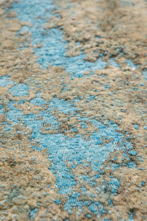 Rechteckiger Wollteppich mit hellblauem Hintergrund. Modern.