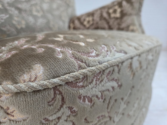 Image 1 of 1960er Jahre, dänischer Sessel, hellgrüner Möbelvelours, Beine aus Teakholz.