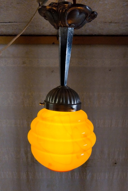 Art Deco hanglamp met gemarmerde olain bol en tinnen bevestiging - midden 20e eeuw