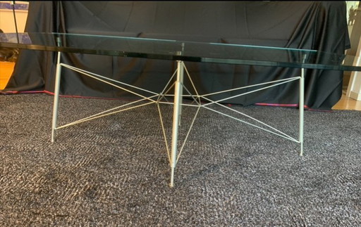 Table basse en verre avec structure en acier gris