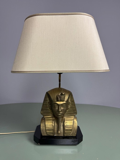 Lampada da tavolo scultorea vintage Faraone in ottone con paralume tessile crema. Hollywood Regency / Egyptian Revival, anni '70