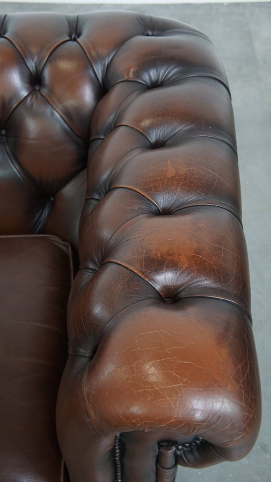Image 1 of Donkerbruine Engelse rundleren chesterfield fauteuil met siernagels