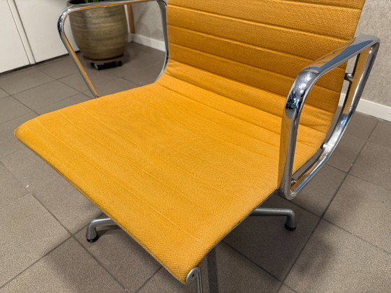 Vitra | Eames | EA107 | Hopsak Naranja | 2 unidades – Sillas de conferencia, Textil, Aluminio (photo 7 of 16)