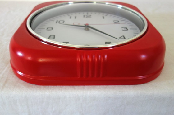 Image 1 of Horloge murale rouge en métal vintage
