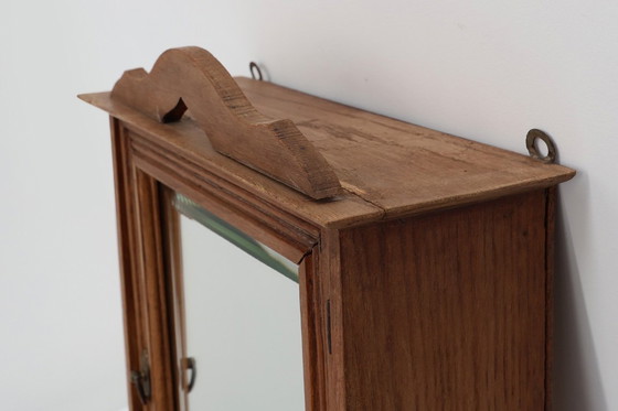 Image 1 of Franse Art Deco scheerkast in houtsnijwerk met afgeschuinde spiegel