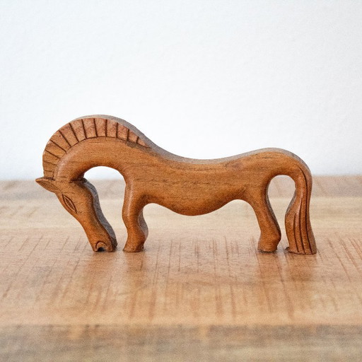 Vintage Handgeschnitztes Pferd im skandinavischen Folk-Art-Stil