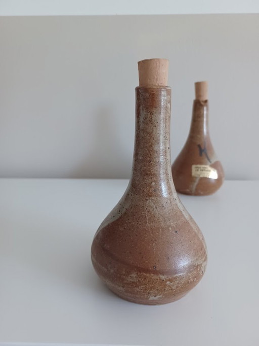 Ensemble de deux pots à huile et à vinaigre, faits à la main. Céramique. Mid Century.
