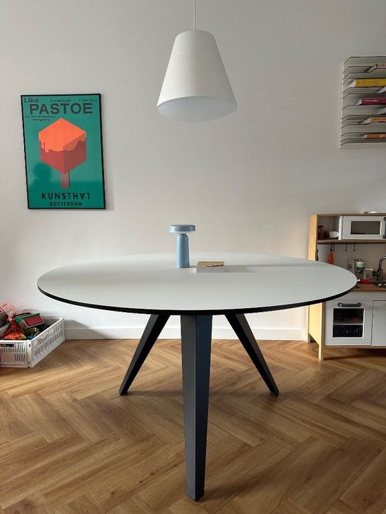 Image 1 of Tavolo da pranzo Osesi Belly 140 cm di Kees Marcelis