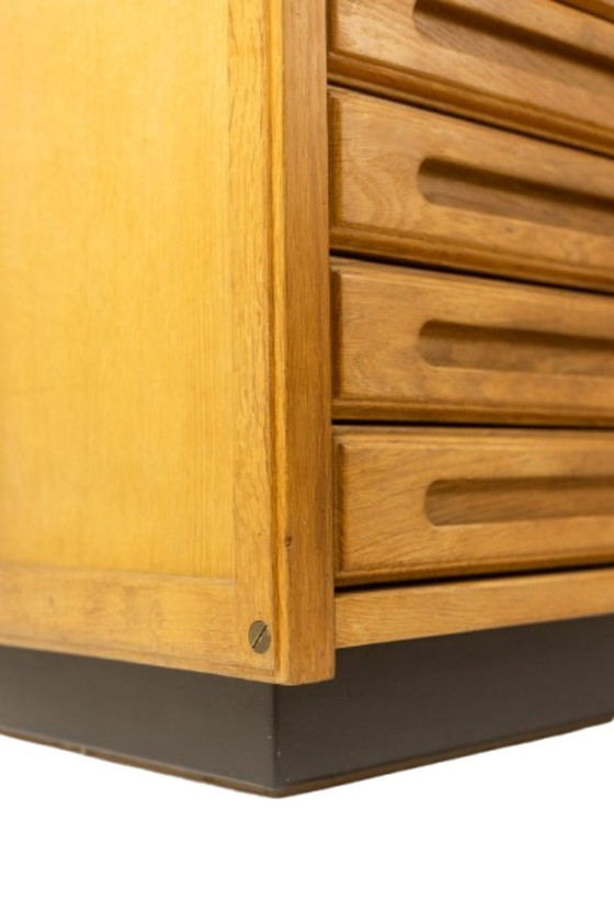Image 1 of Guillerme e Chambron. Armadio in rovere con scrivania integrata. 1970-80