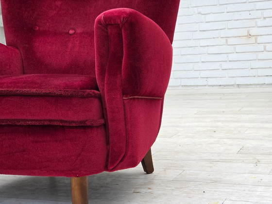 Image 1 of Fauteuil danois des années 60, velours d'ameublement rouge cerise, pieds en bois de hêtre.