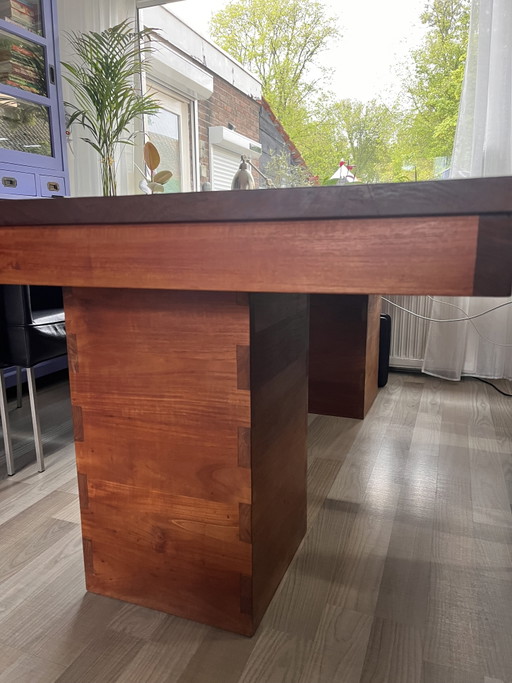 Table de salle à manger en teck massif.