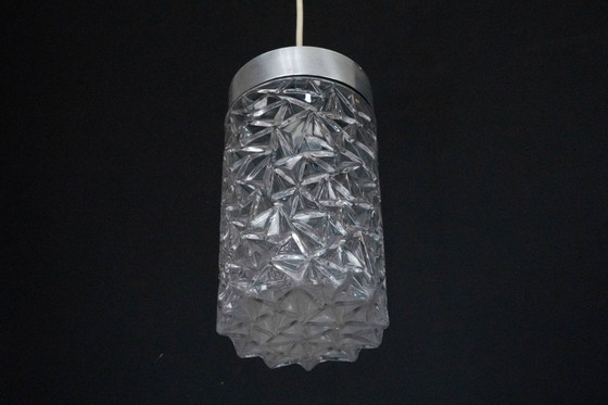 Image 1 of Een paar Italiaanse hanglampen van glas en gepolijst aluminium, jaren 70.