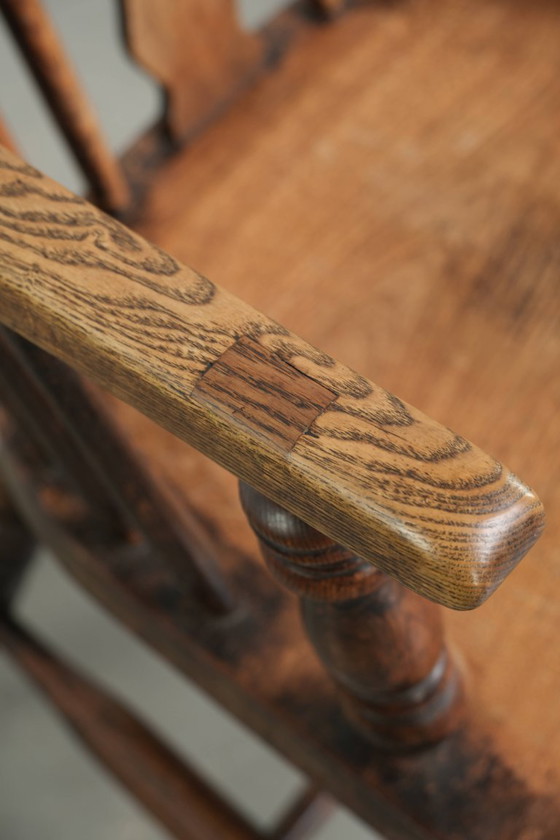 Image 1 of Antieke Engelse spijlenstoel, Windsor chair/ bijzetstoel uit begin 19e eeuw met mooie diepe kleuren