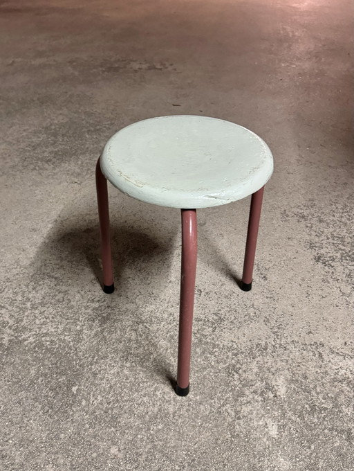 Taburete trípode de metal y madera de los Talleres Jean Prouvé