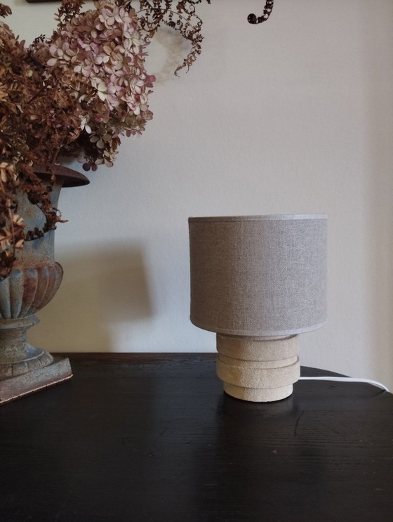 Image 1 of Klein nachtlampje uit de jaren 70 met voet van aardewerk en cilindervormige lampenkap van jute.