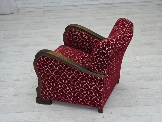 Image 1 of Fauteuil danois des années 1960, revêtement en velours rouge cerise, bois de chêne.