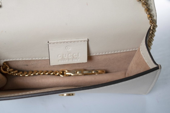 Image 1 of Gucci Sylvie Mini-Kettentasche in Weiß