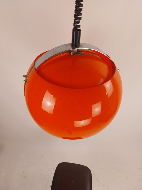 Image 1 of 1 lampada a sospensione in plastica arancione degli anni '70, disegnata da Harvey Guzzini per Meblo. Diametro 35 cm.