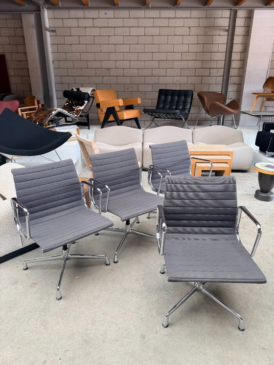 Vitra Eames EA108, Charles y Ray Eames (stock: 7) – Sillas de conferencia, Textil, Aluminio (photo 14 of 23)