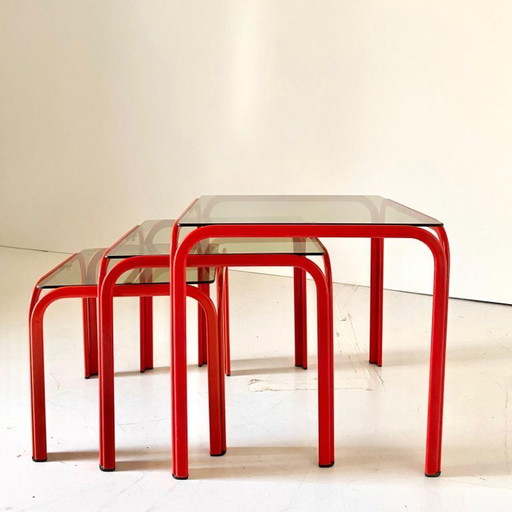 1x Vintage Italiaanse bijzettafels uit de jaren 70 met rood ijzeren frame en rookglas